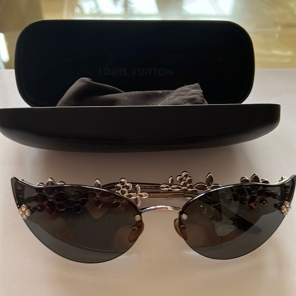 LOUIS VUITTON Swarovski Cat-Eye Fleur Sunglasses - Picture 2 of 16